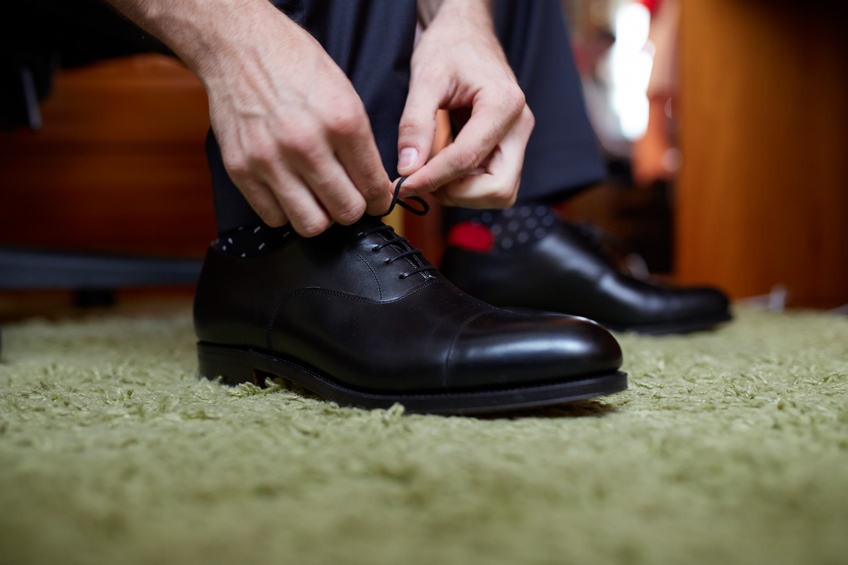 Ecco come allacciare le scarpe classiche in semplici 4 mosse