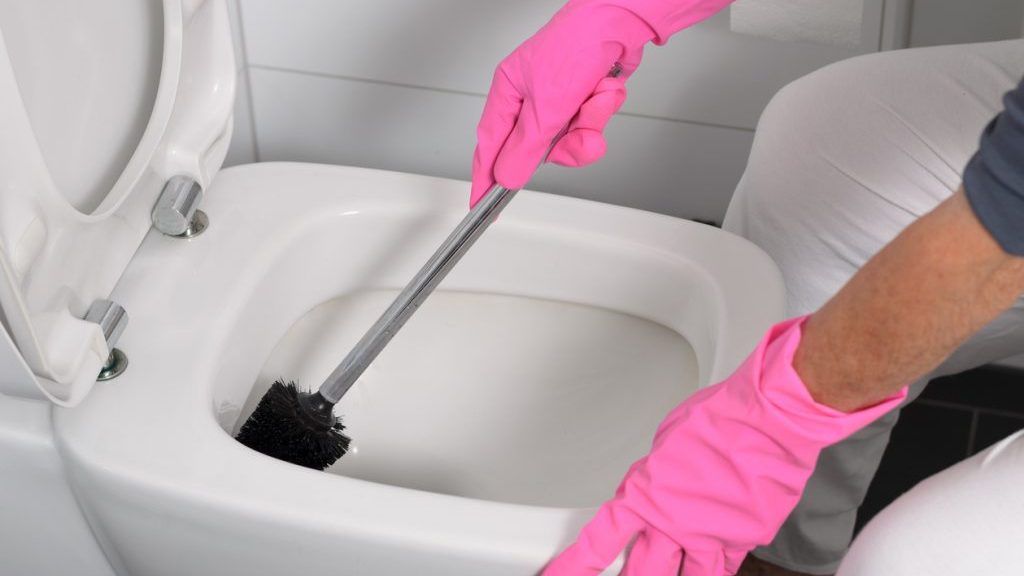 Come pulire il WC dalle incrostazioni più resistenti - Idee Bagno