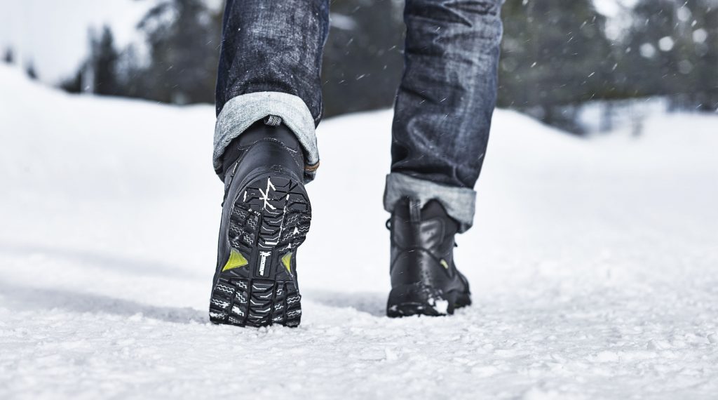 scarpe per camminare su neve e ghiaccio