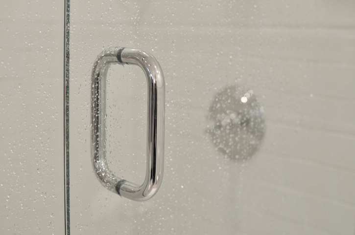 Pulire la doccia: soluzioni per un box a prova di calcare