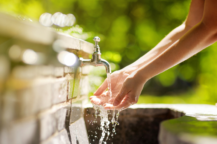 L'acqua demineralizzata è potabile? Si può bere o può dare danni alla  salute?